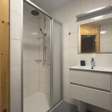 Schoeneben Schneerose Wald im Pinzgau