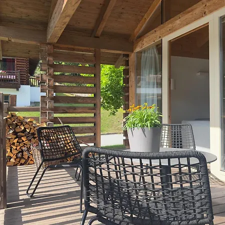 Ferienhaus Schoeneben Schneerose Wald im Pinzgau